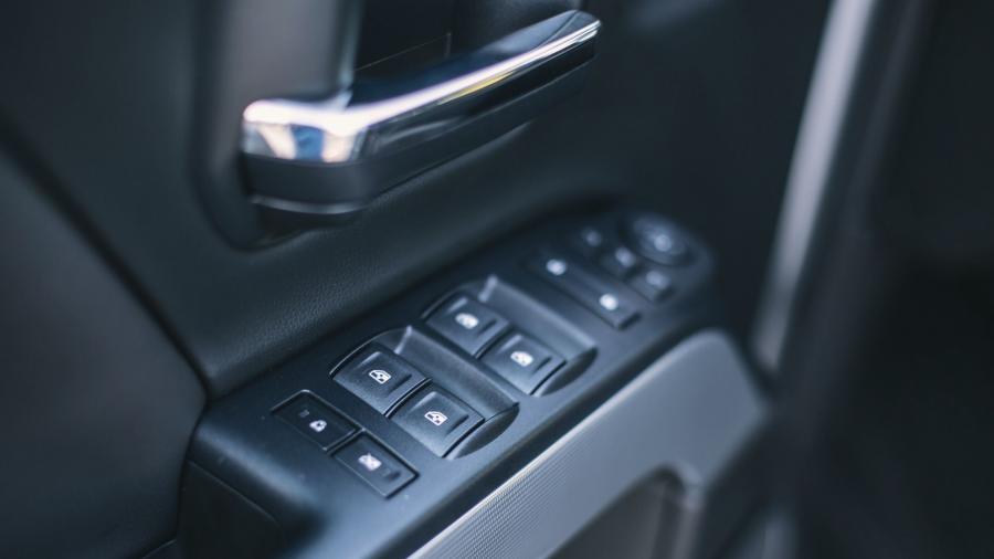Детали интерьера Chevrolet Silverado 1500 Redline Crew Cab 2017 года  (фото 24 из 26)